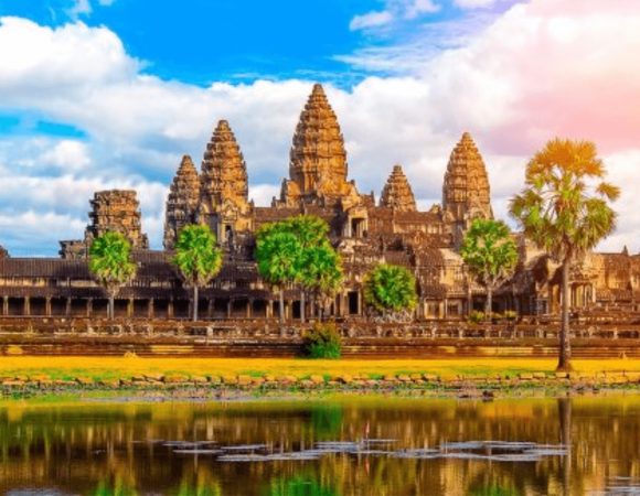 DISCOVER ANGKOR WAT, ONE OF THE LARGEST MEDIEVAL CITIES IN THE WORLD!