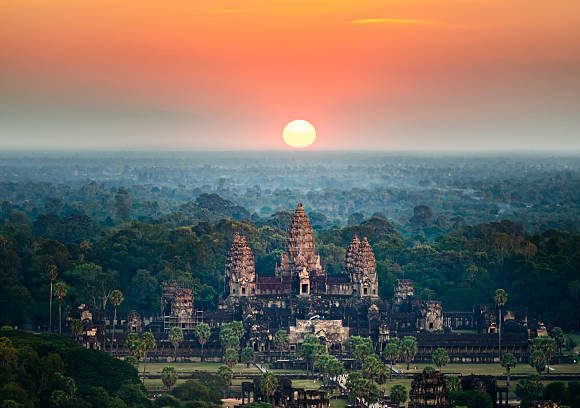 DISCOVER ANGKOR, ONE OF THE LARGEST MEDIEVAL CITIES IN THE WORLD !