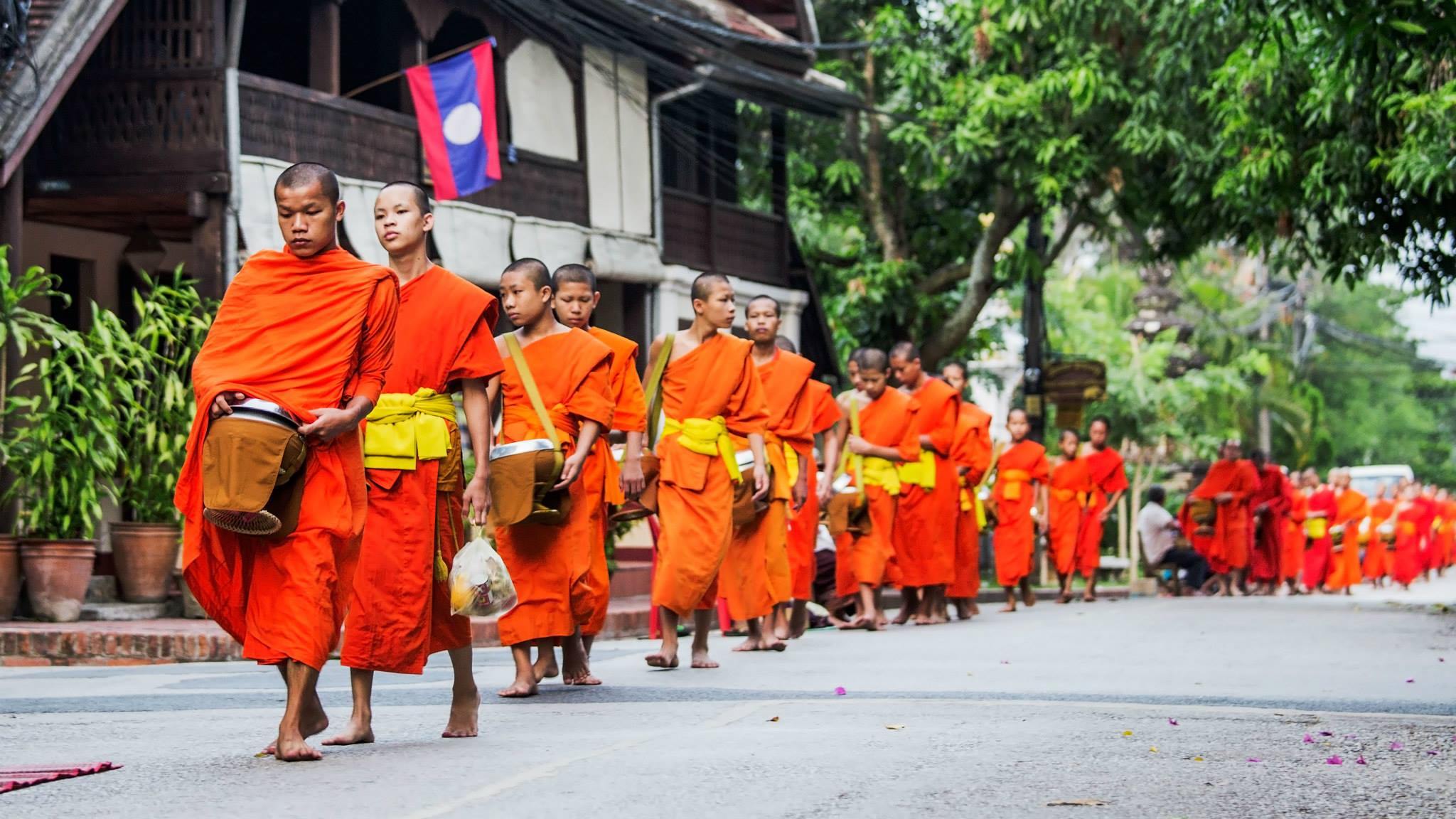 10 DIFFERENCES BETWEEN VIETNAM AND LAOS - DMC in Vietnam Cambodia Laos 