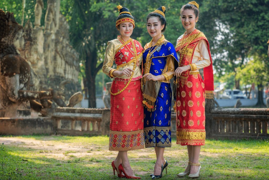 traditionelle Tracht der laotischen Frauen - Wissenswertes über Laos