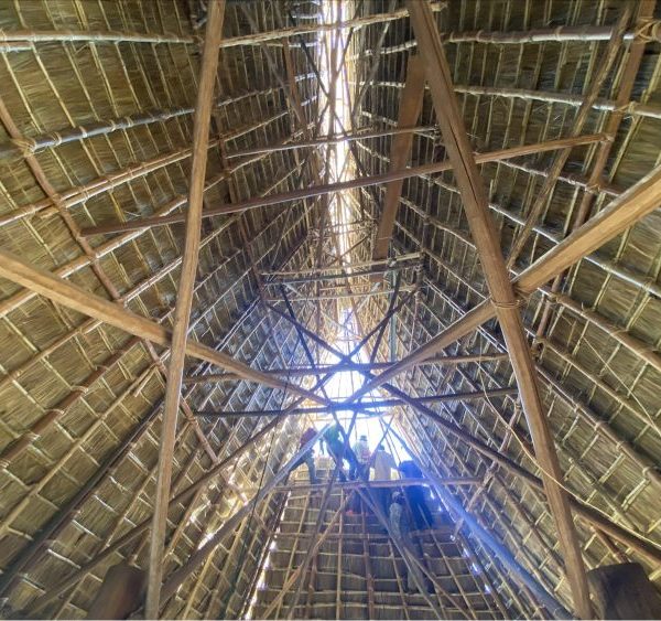 La estructura del techo de las casas Rong vista desde el interior está compuesta por madera, bambú, paja, cañas y cuerdas de ratán (Fuente: El diario de Dan Toc)