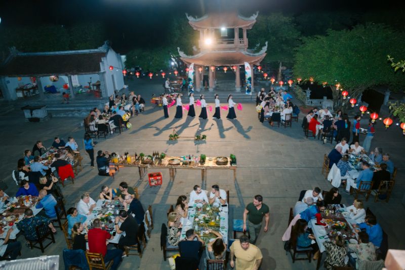 Cena de gala frente a un templo en Vietnam